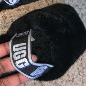 BLACK UGG SLIPPERS